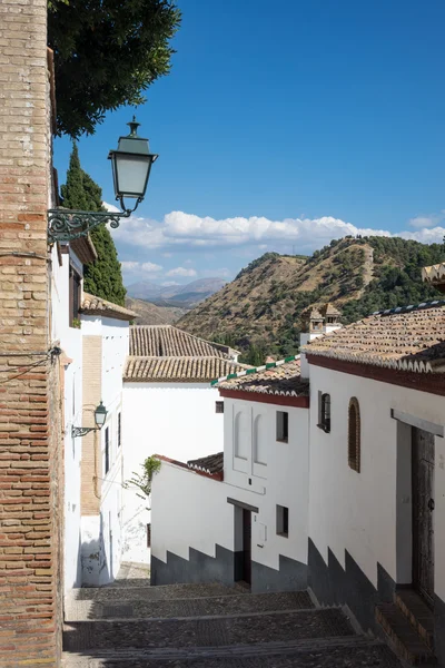 Ruas estreitas íngremes em Granada Espanha — Fotografia de Stock