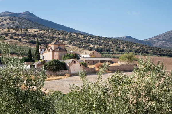 Παραδοσιακή περιτοιχισμένη αυλή γύρω από την εκμετάλλευση ή ξενοδοχείο στην Ισπανία — Φωτογραφία Αρχείου