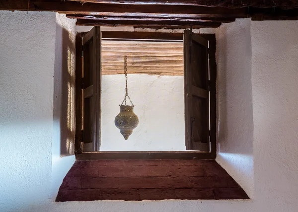 Persianas de madera gastadas en la ventana de la vieja casa — Foto de Stock