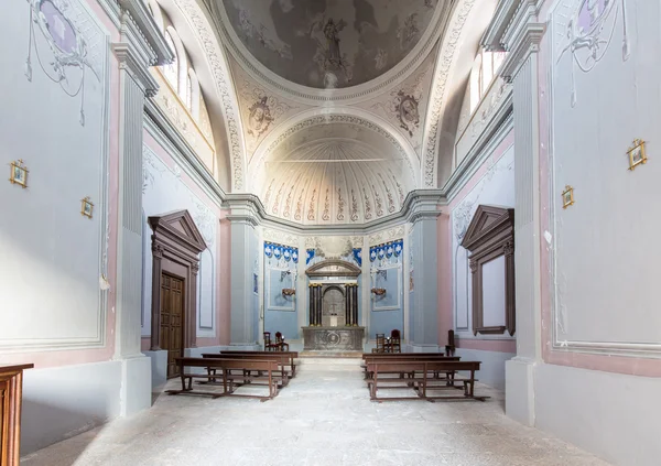 Einfache katholische Dorfkirche mit leeren Kirchenbänken — Stockfoto