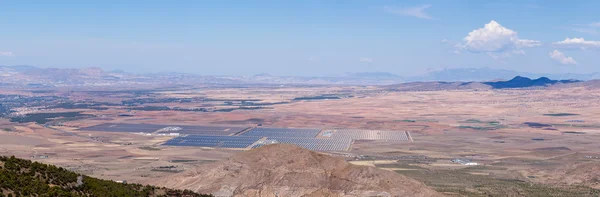 Painéis solares ao sol sob montanhas — Fotografia de Stock