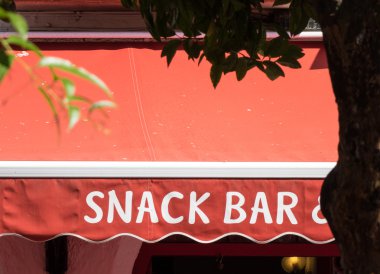 Kırmızı aperatif bar işareti yukarıda kafe