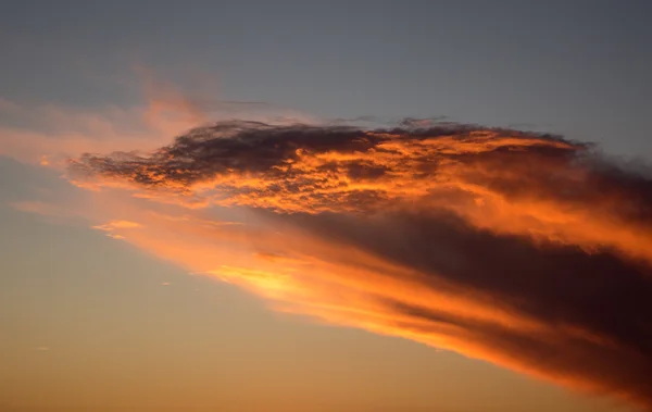 雲の上の鮮やかな赤とオレンジ日光 — ストック写真