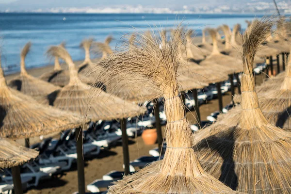 Ombre di sole sopra lettini sulla spiaggia — Foto Stock