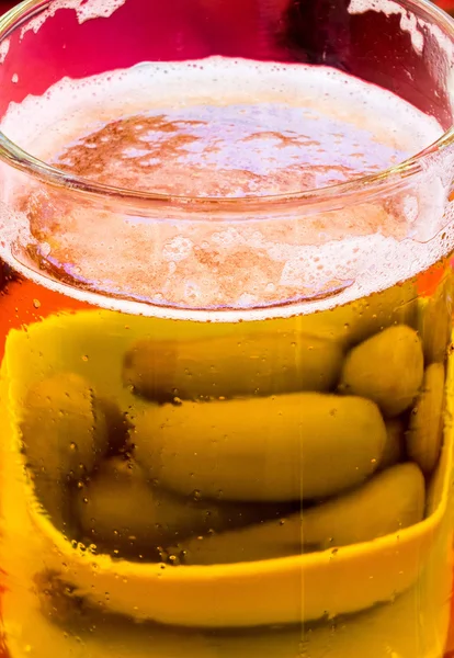 Lager dorado o cerveza con aceitunas verdes —  Fotos de Stock