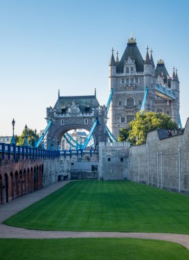 Tower Bridge Tower of London yükselir
