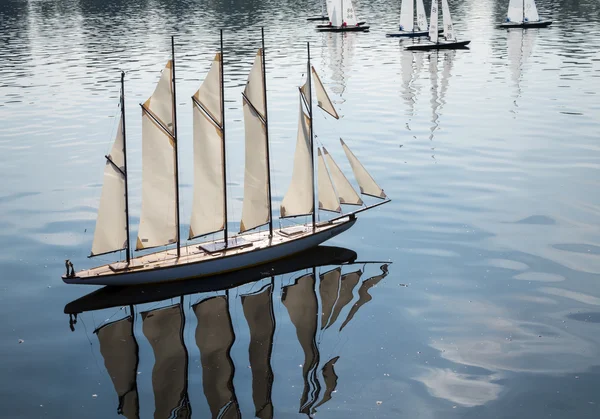 Model yachts race in Round Pond Kensington Gardens — Stock Photo, Image