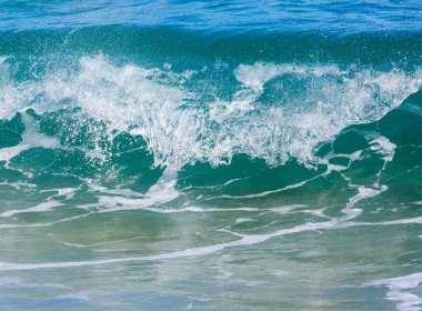Lumahai Beach, Kauai tatilinde güçlü dalgalar