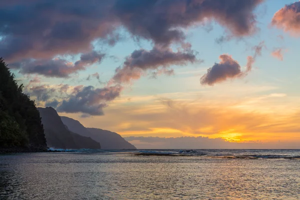 Coucher de soleil le long de la côte de Na'Pali depuis la plage de Ke'e — Photo