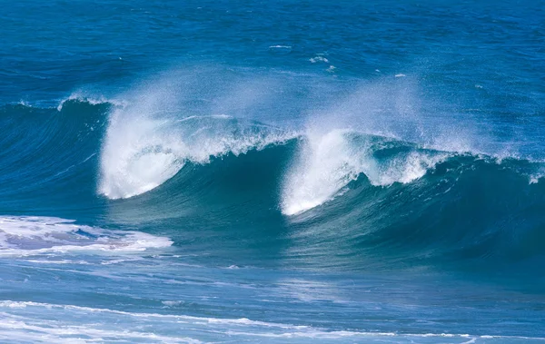 Olas de gran alcance rompen en Lumahai Beach, Kauai — Foto de Stock