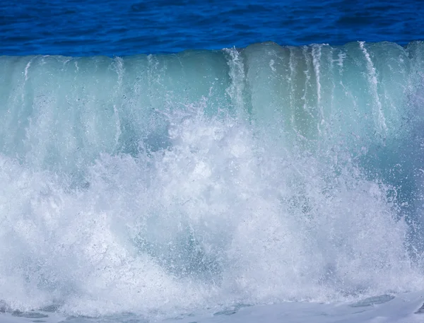 强大的海浪打破在鲁玛海海滩，考艾岛 — 图库照片