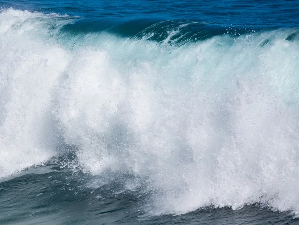 Kraftfulla vågor bryta på Lumahai Beach, Kauai — Stockfoto