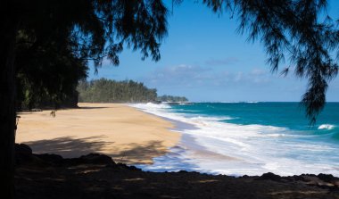 Güçlü dalgalar akışı Lumahai Beach, Kauai kum üzerine