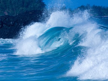 Lumahai Beach, Kauai tatilinde güçlü dalgalar