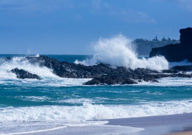 Güçlü dalgalar akış taşlara Lumahai Beach, Kauai üzerinde