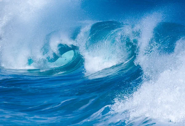 Mächtige Wellen brechen am Strand von Lumahai, Kauai — Stockfoto