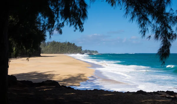 Mocné vlny vytekl na písku na pláži Lumahai Beach, Kauai — Stock fotografie