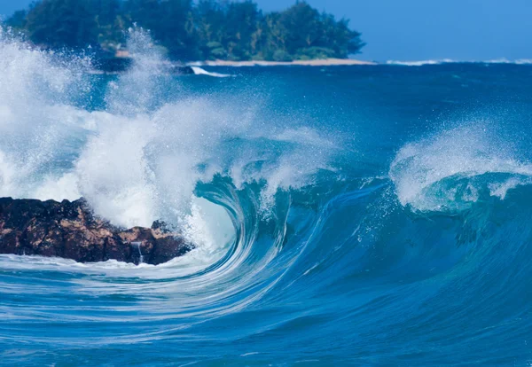 Mächtige Wellen brechen am Strand von Lumahai, Kauai — Stockfoto