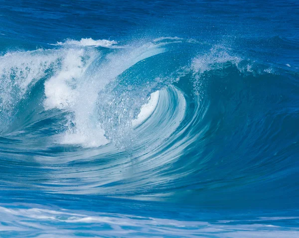 Mocné vlny rozdělit na Lumahai pláži, Kauai — Stock fotografie