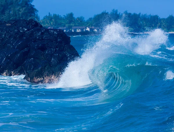 Ισχυρά κύματα που σπάνε στην παραλία Lumahai, Kauai — Φωτογραφία Αρχείου