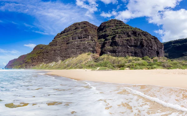 Lege zand en rotsen Polihale strand — Stockfoto