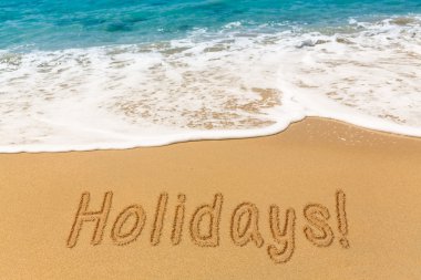 Kum deniz ile yazılmış tatil sörf