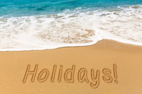 Vacances écrites dans le sable avec surf de mer — Photo