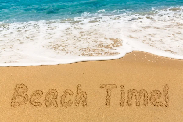 Strand tijd geschreven in zand met zee surf — Stockfoto