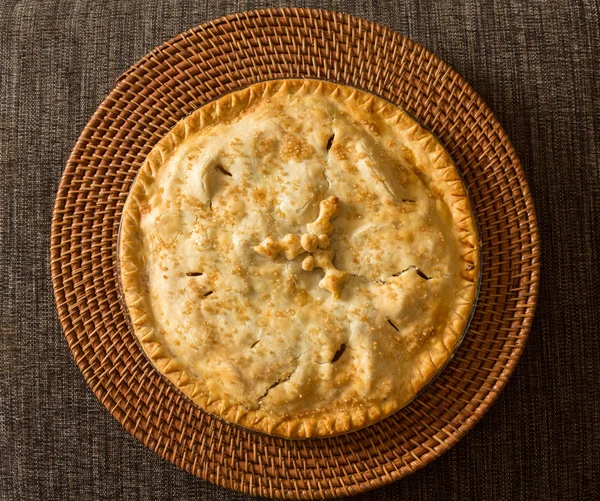 Tarte aux pommes maison fraîchement cuite — Photo