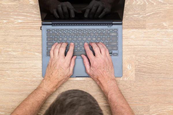 From above view of senior man typing — Stock Photo, Image