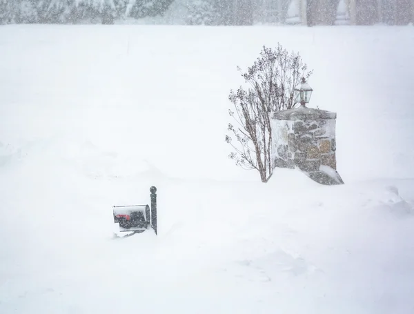 Blizzard de neige de 2016 couvre la boîte aux lettres et l'entrée — Photo