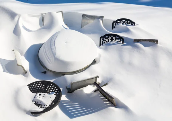 屋外の庭のテーブルと椅子が雪に埋もれてドリフトします。 — ストック写真
