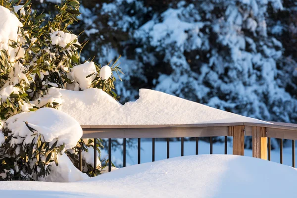 Neige profonde dans les dérives sur le pont dans la cour arrière — Photo