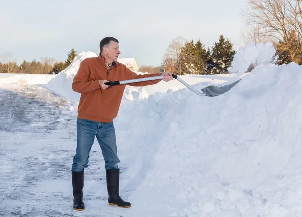 シニア大人人の車で雪の中を掘り終わり — ストック写真