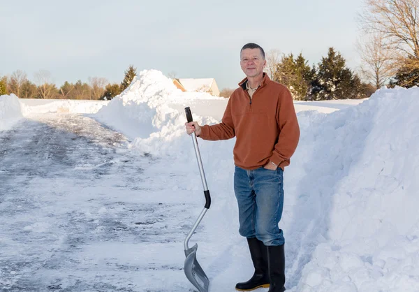 Aîné homme adulte heureux après avoir creusé la route dans la neige — Photo