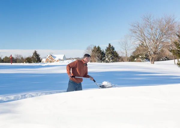 Senior adult man trying to dig out drive in snow — Stock Photo, Image