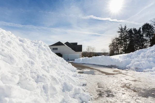 Deep drifts by side of driveway to modern home — Stock Photo, Image
