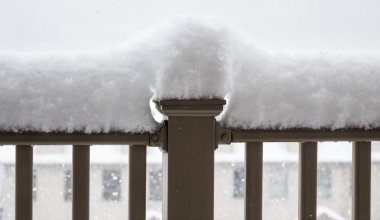 Kar üzerinde balkon korkuluk yüksek yığılmış