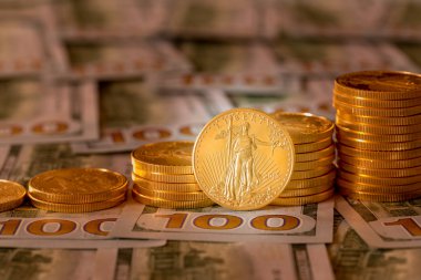 Altın yeni tasarım 100 dolar faturaları üzerinde yığılmış