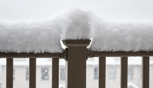 在阳台栏杆上堆积如山的雪 — 图库照片