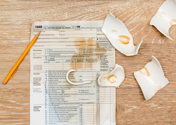 Coffee spilt on 2015 IRS form 1040 — Stock Photo, Image