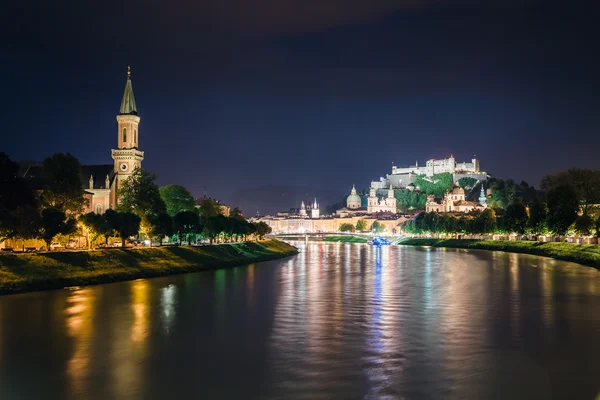 Gran vista en una ciudad de noche brillando en la luz. —  Fotos de Stock