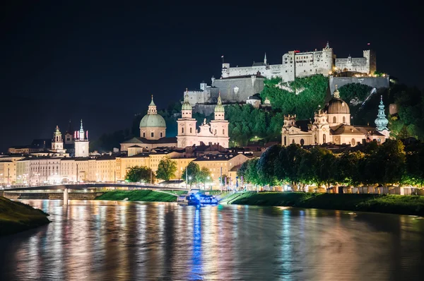 Great view on an evening city shining in the lights. Picturesque — Stock Photo, Image