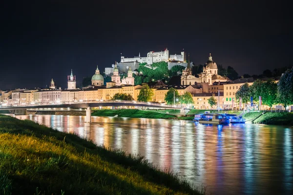 Great view on an evening city shining in the lights. Picturesque — Stock Photo, Image