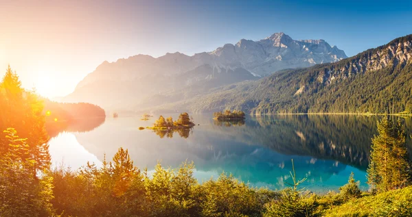 Krásné alpské jezero — Stock fotografie