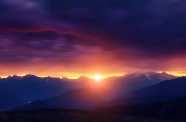 Zachód słońca w górach — Zdjęcie stockowe