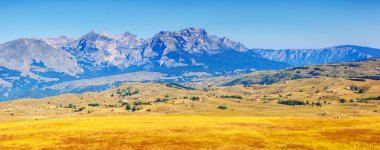 güneşli dağ manzarası