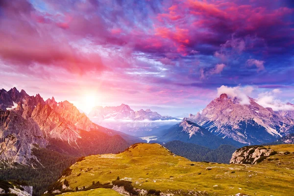 Coucher de soleil incroyable dans les montagnes — Photo