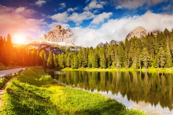 Lago magico in montagna — Foto Stock