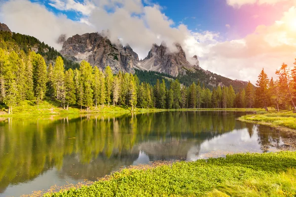 Lago magico in montagna — Foto Stock